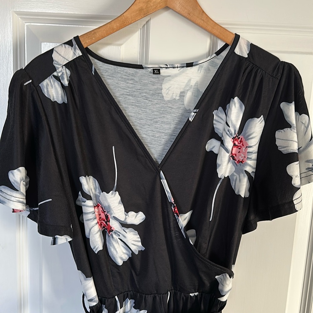 Black w/white floral flutter sleeve, vneck fit & flare dress w/pockets, size XL